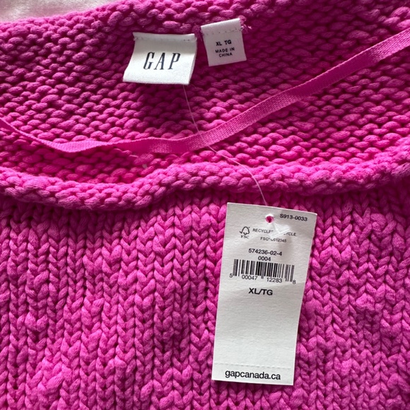 Woman’s Gap Sweater - Picture 8 of 11